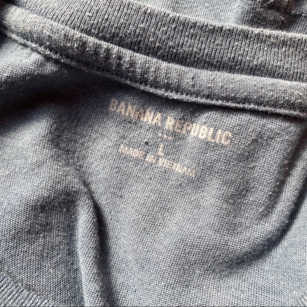 BananaRepublic Men’s Tee - Picture 3 of 3